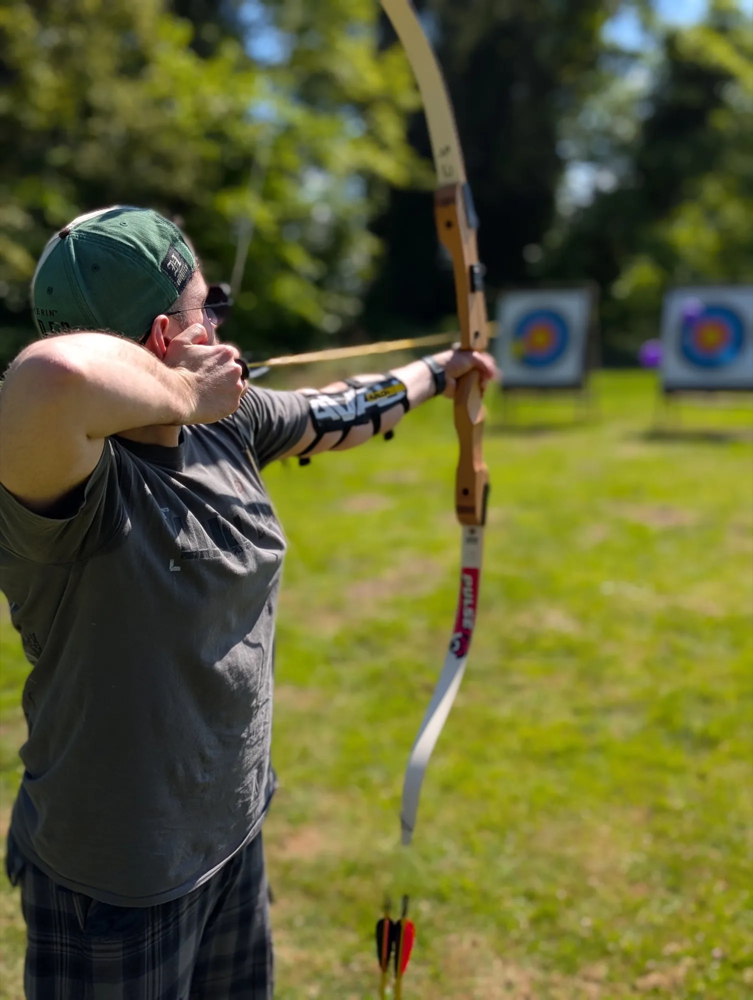 A beginner drawing a bow on a beginner’s course
